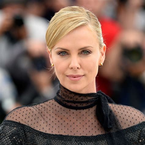 Charlize Theron bares all in magnificent photo as she makes。